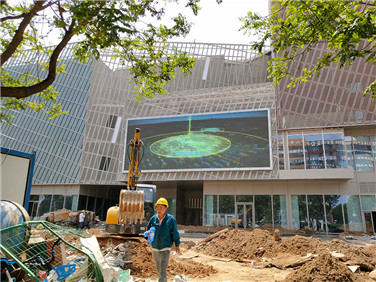 户外全彩LED显示屏安装实拍